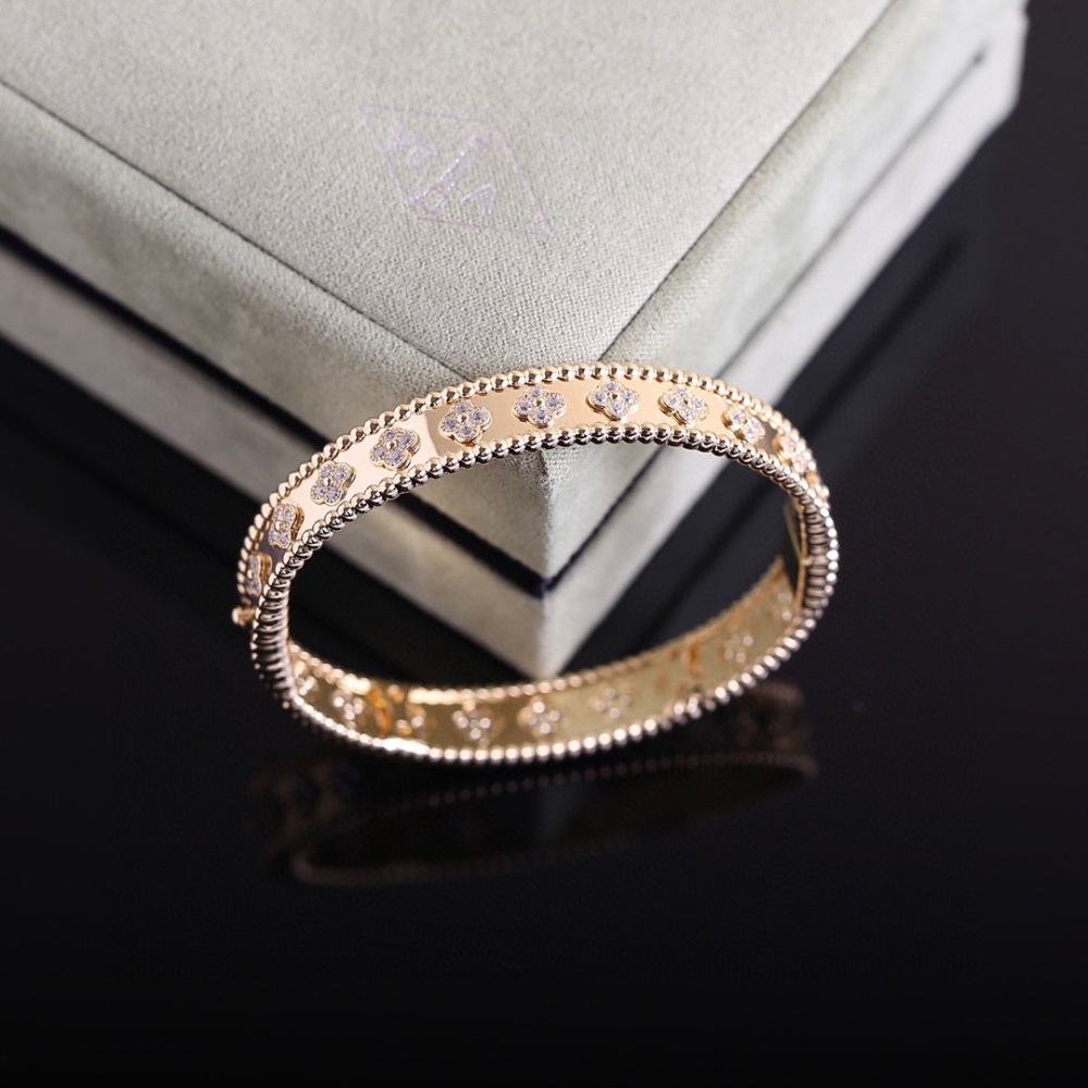 001 Van Cleef & Arpels Hand bracelet