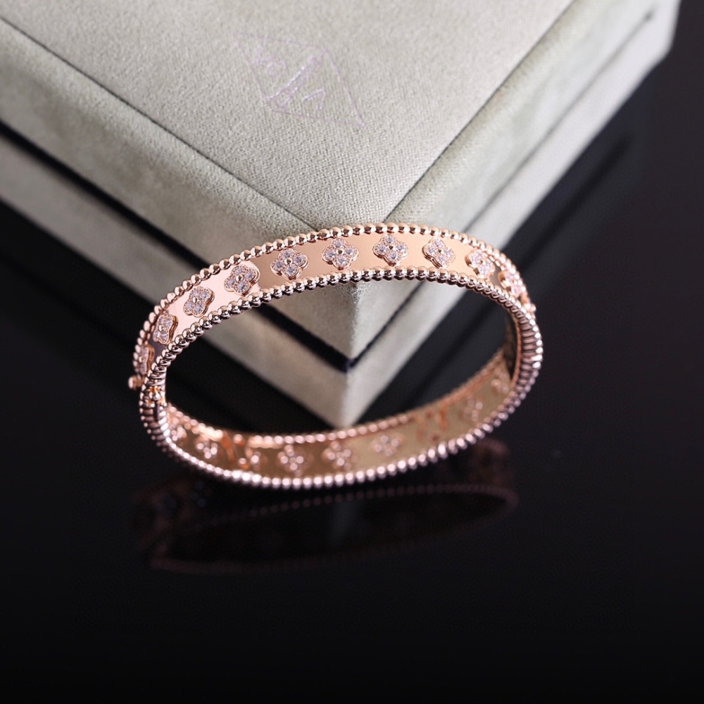 001 Van Cleef & Arpels Hand bracelet