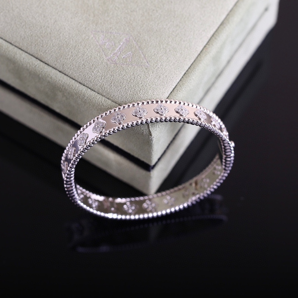 001 Van Cleef & Arpels Hand bracelet
