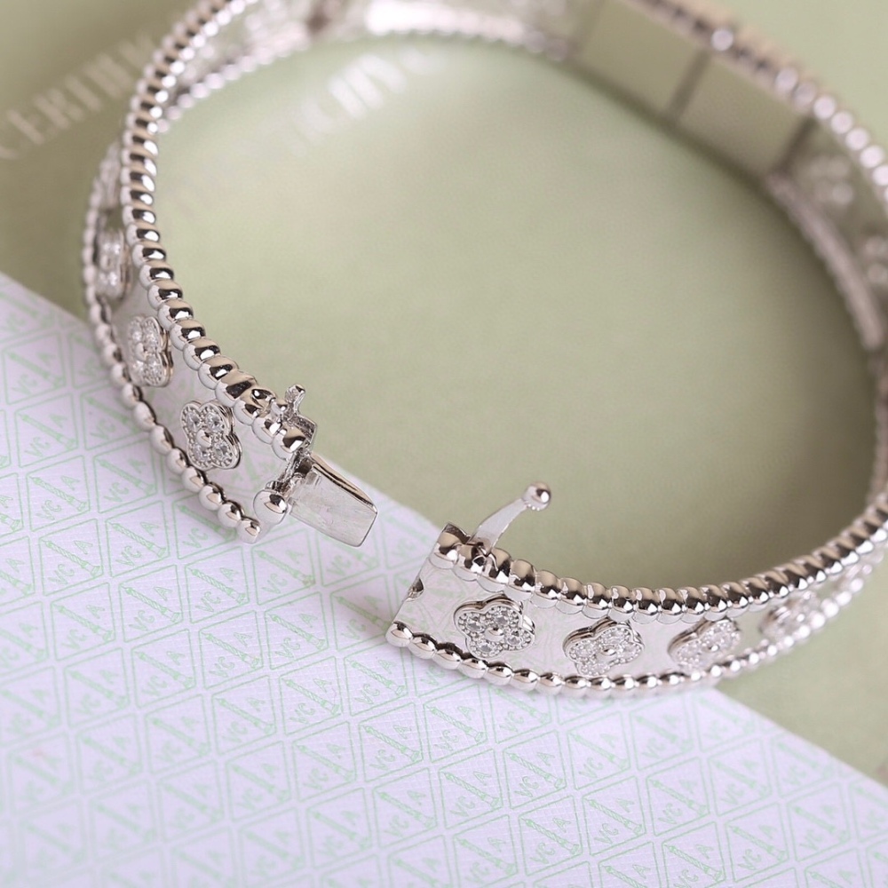 001 Van Cleef & Arpels Hand bracelet