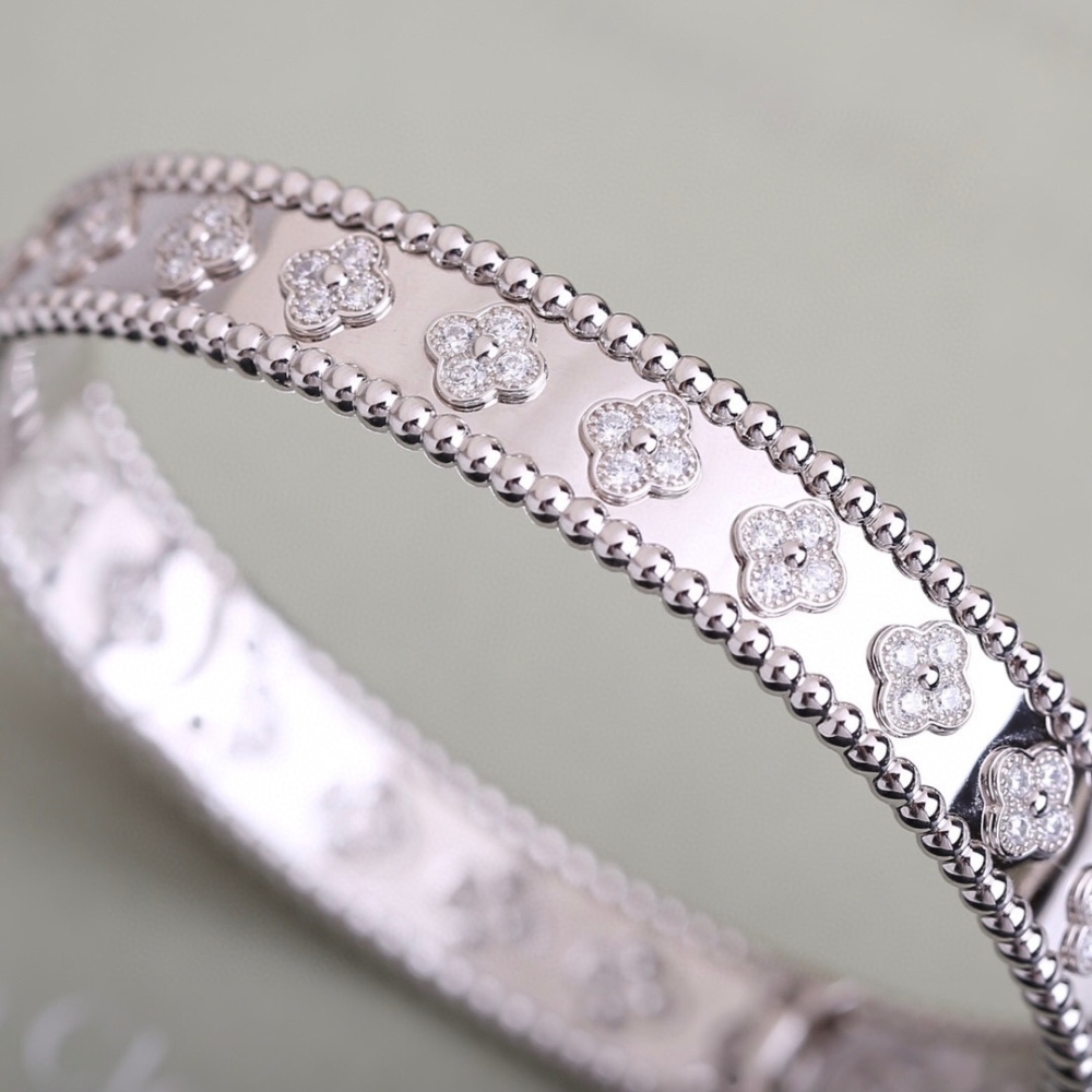 001 Van Cleef & Arpels Hand bracelet