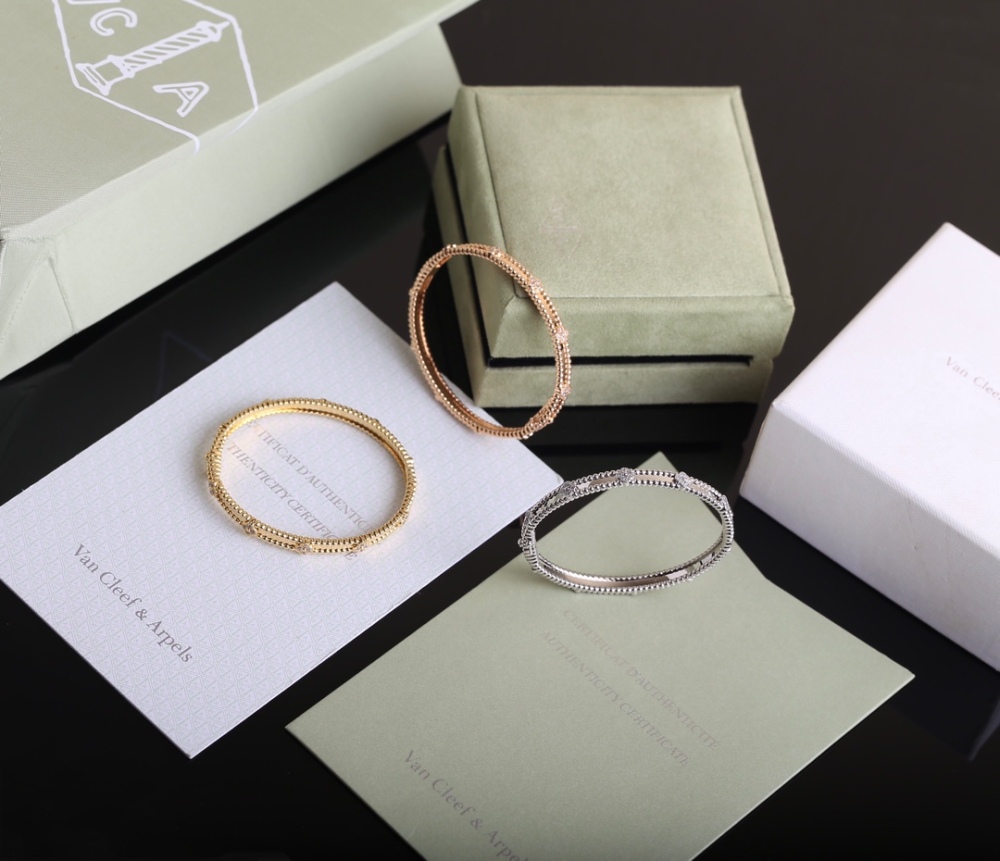 001 Van Cleef & Arpels Hand bracelet
