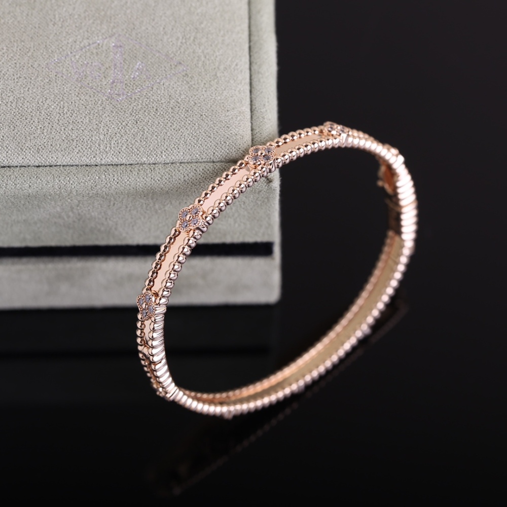 001 Van Cleef & Arpels Hand bracelet