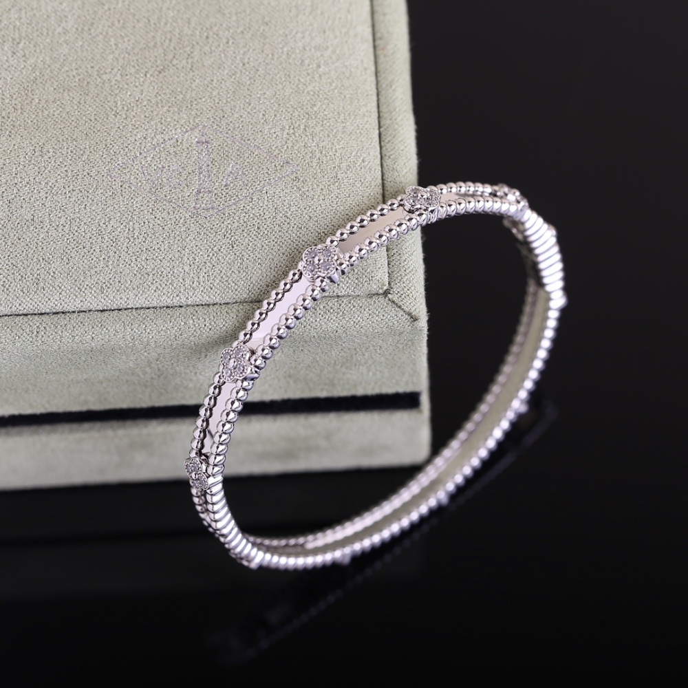 001 Van Cleef & Arpels Hand bracelet