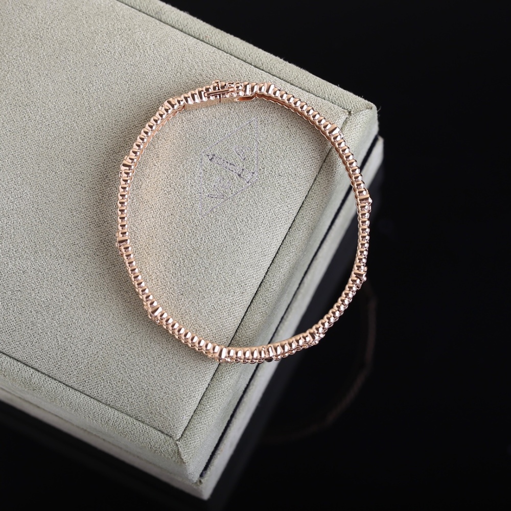 001 Van Cleef & Arpels Hand bracelet