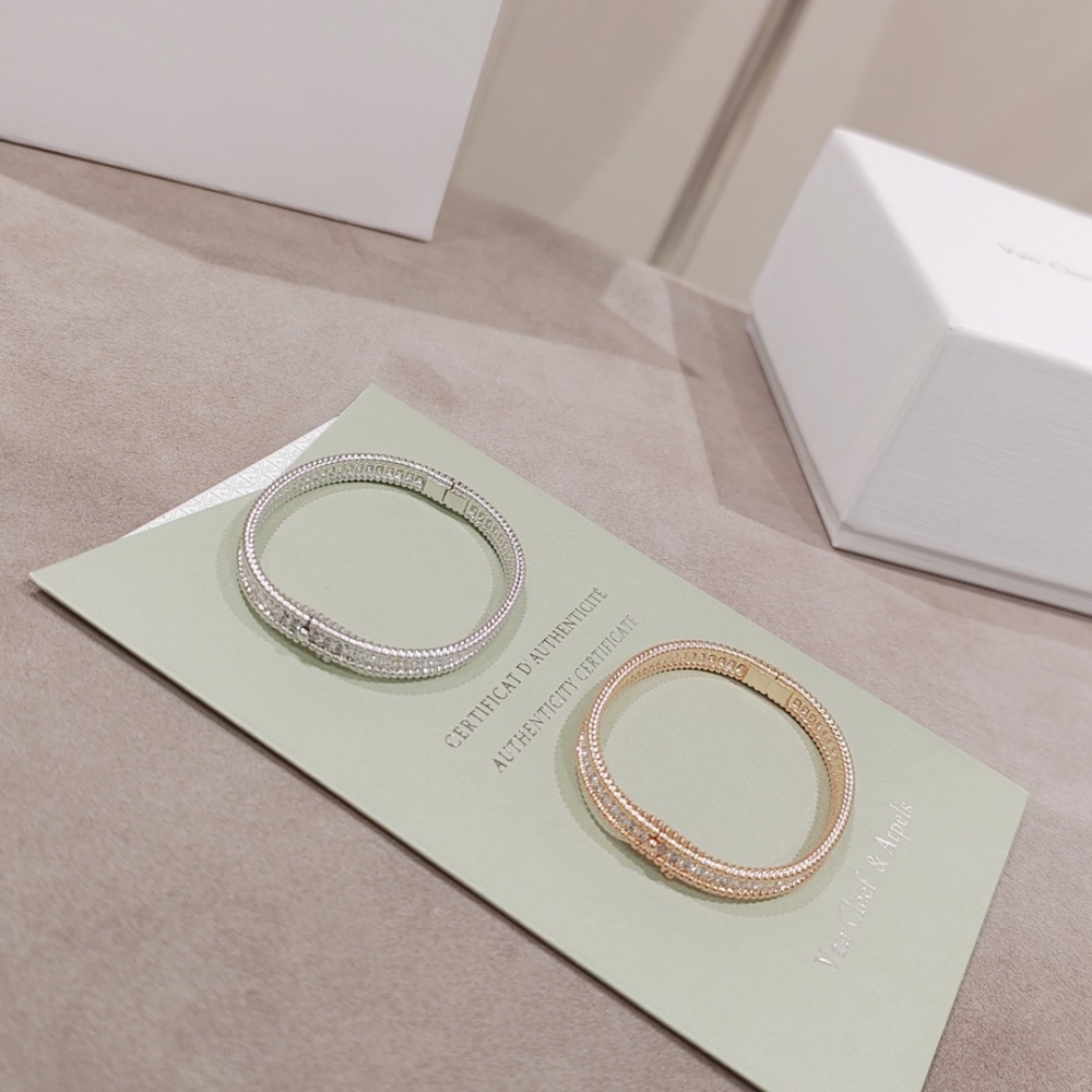 001 Van Cleef & Arpels Hand bracelet