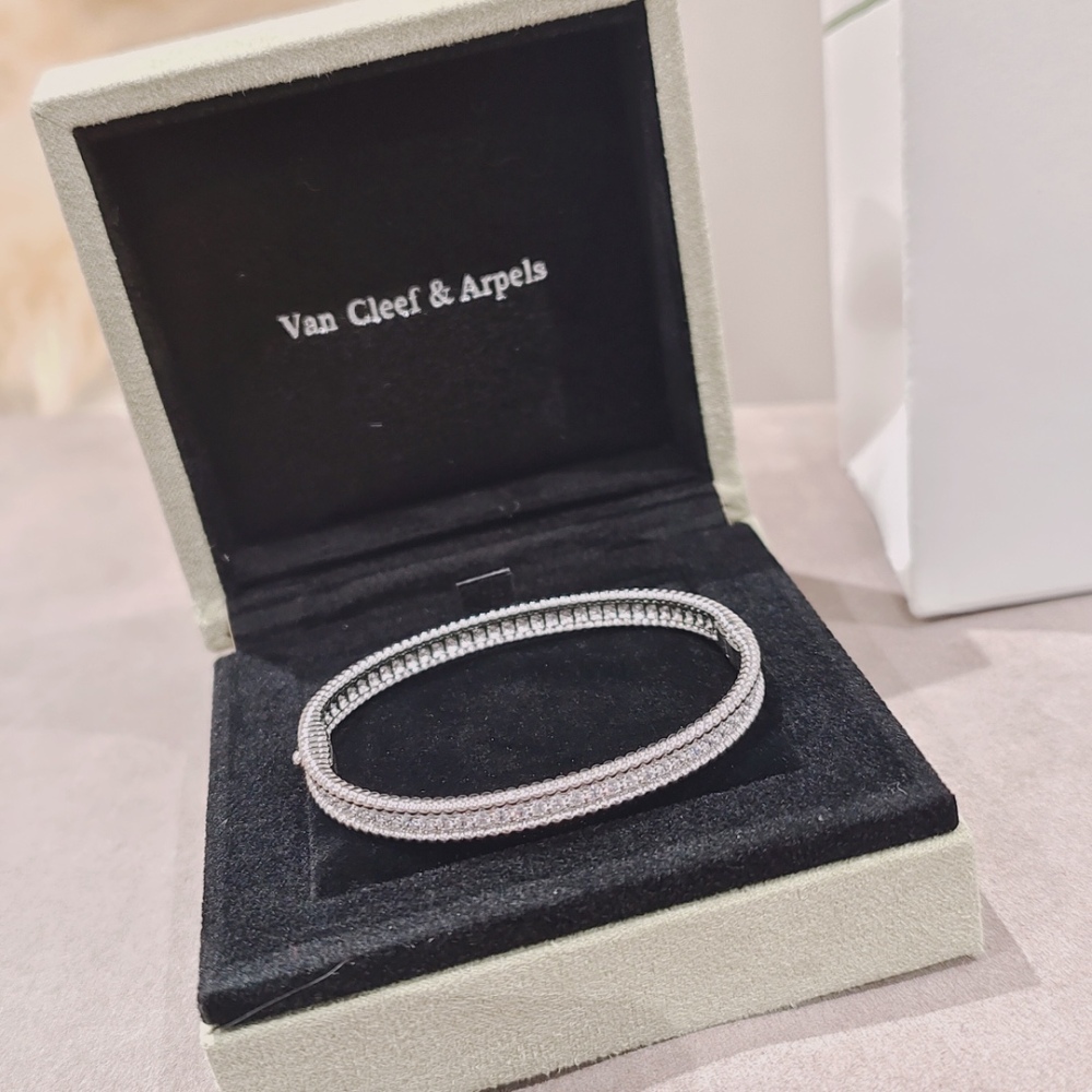 001 Van Cleef & Arpels Hand bracelet