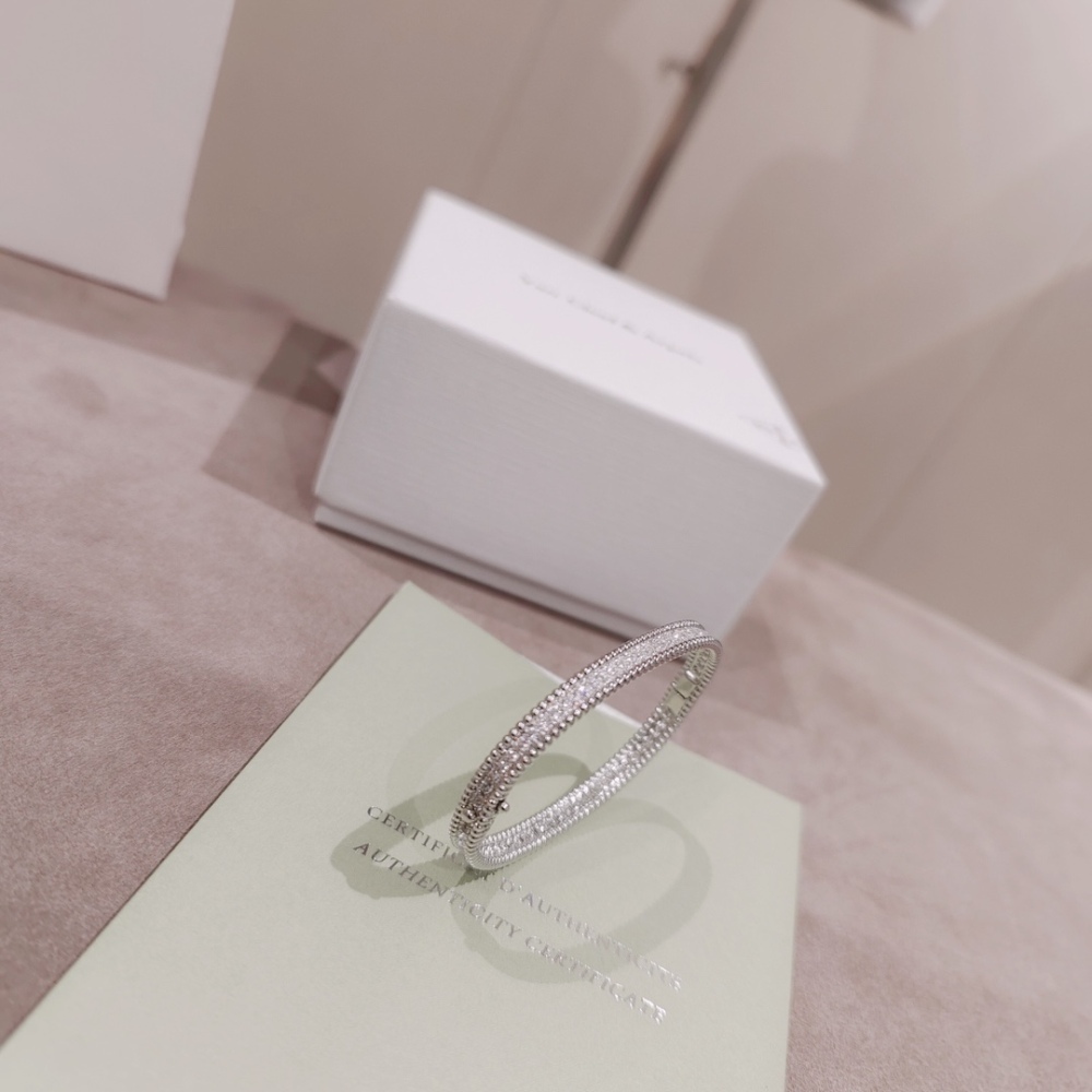001 Van Cleef & Arpels Hand bracelet