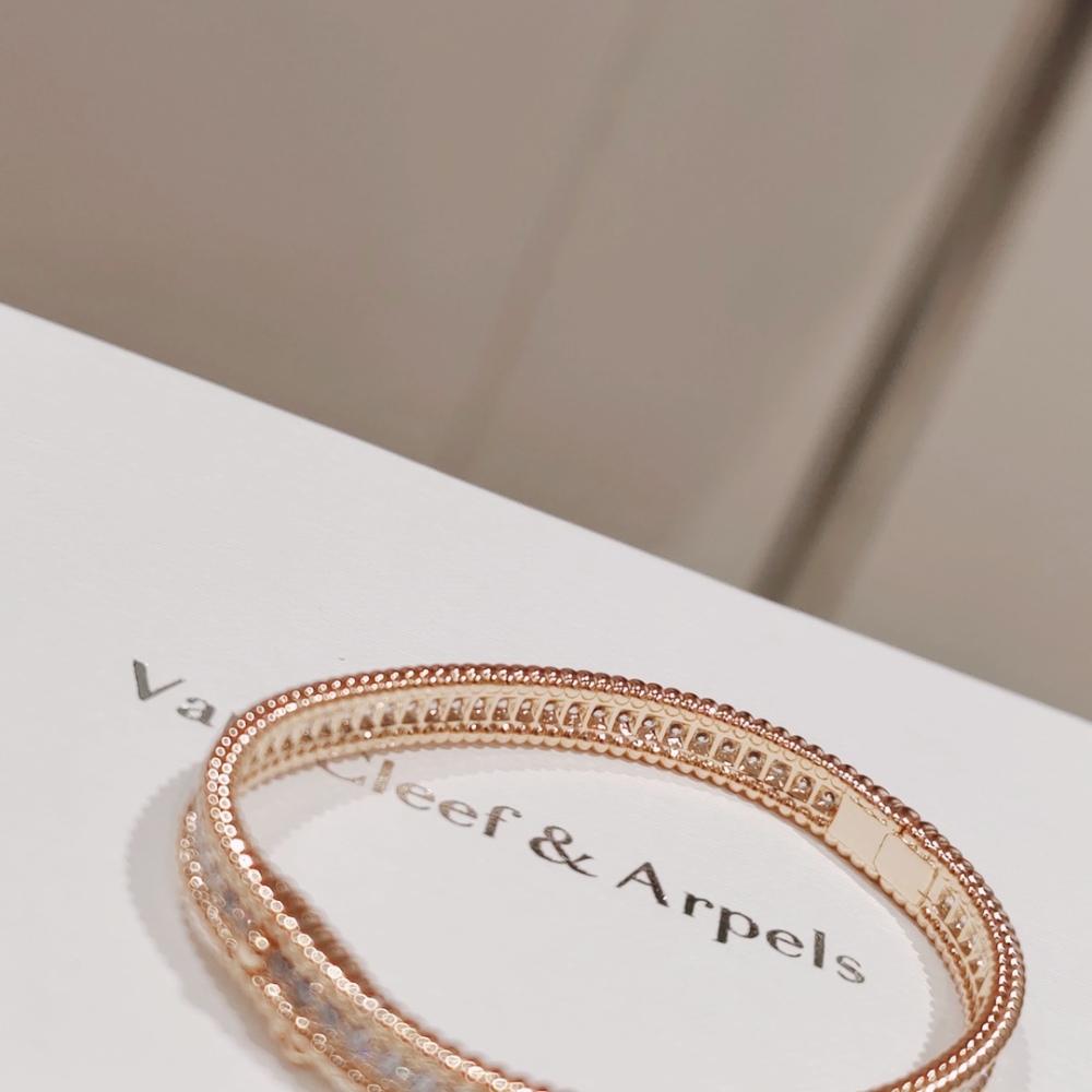 001 Van Cleef & Arpels Hand bracelet