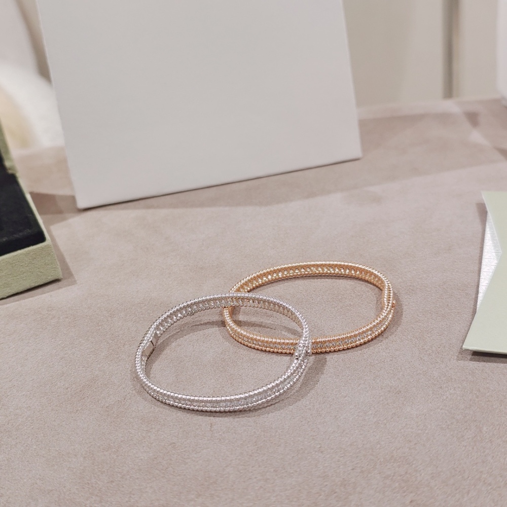 001 Van Cleef & Arpels Hand bracelet