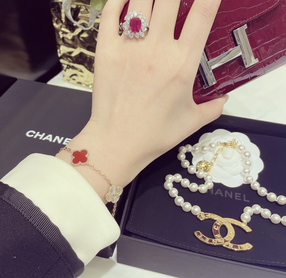 001 Van Cleef & Arpels Hand bracelet