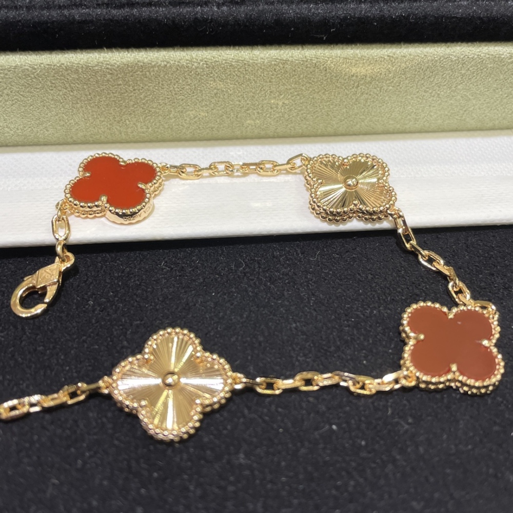 001 Van Cleef & Arpels Hand bracelet