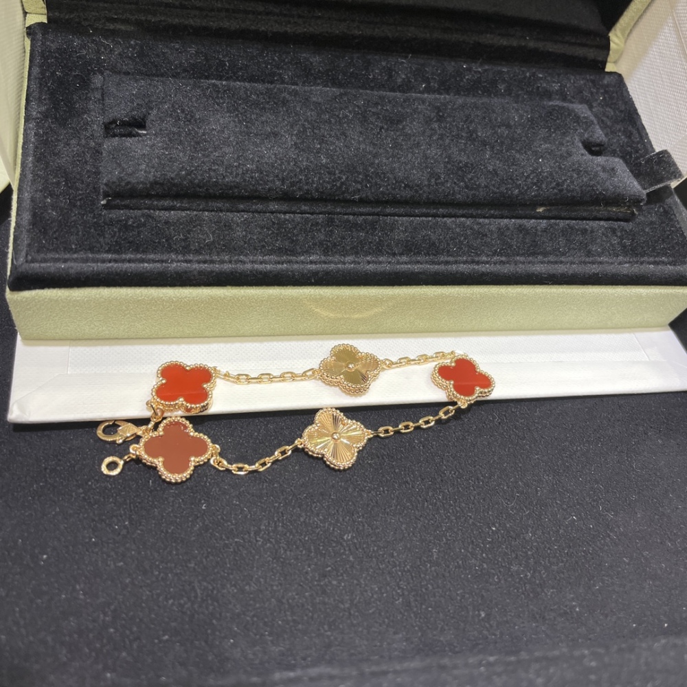 001 Van Cleef & Arpels Hand bracelet