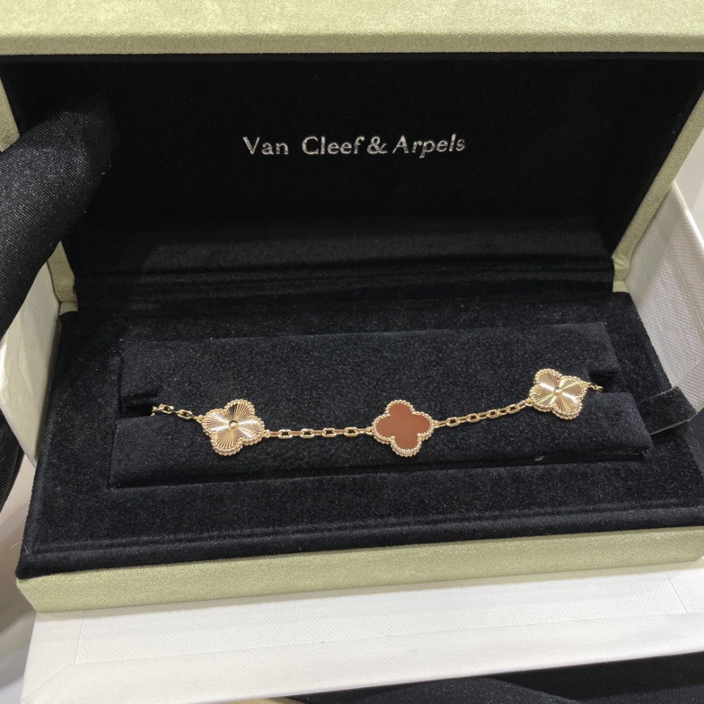 001 Van Cleef & Arpels Hand bracelet