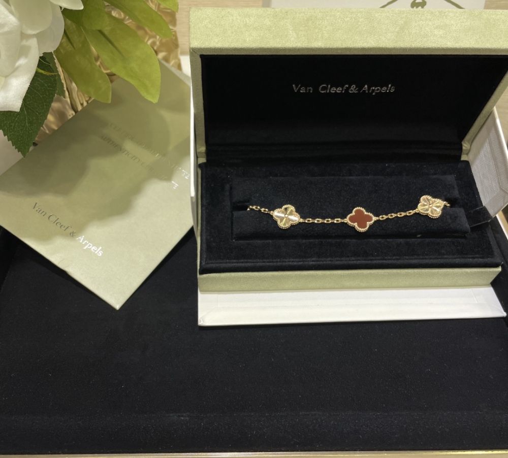 001 Van Cleef & Arpels Hand bracelet