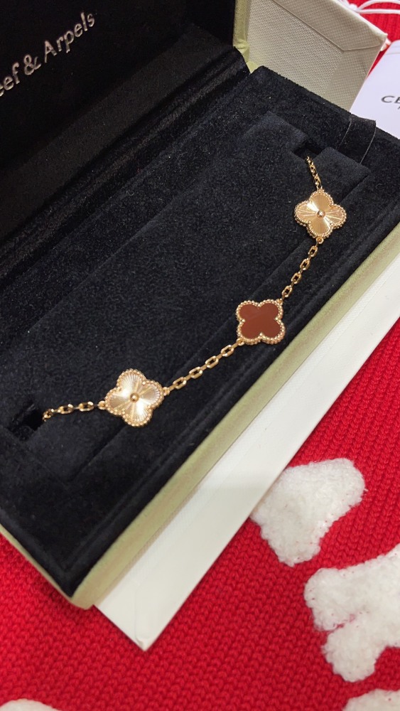 001 Van Cleef & Arpels Hand bracelet