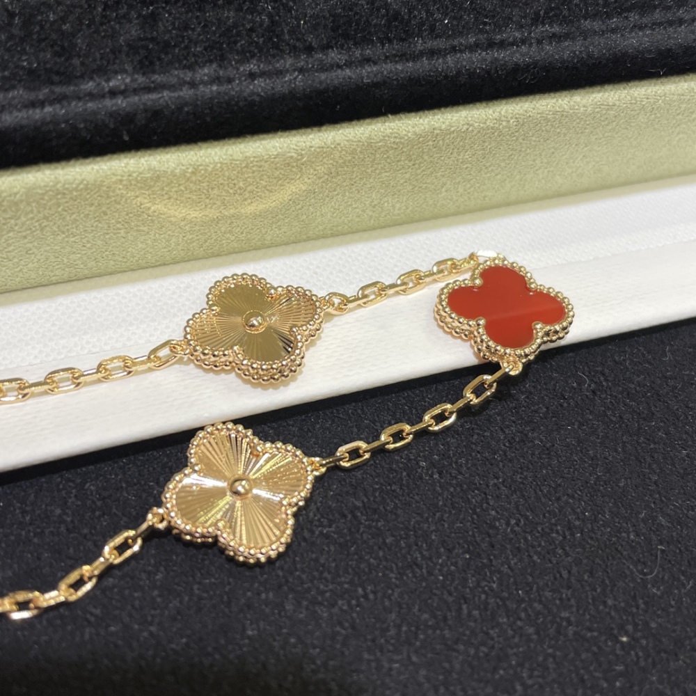 001 Van Cleef & Arpels Hand bracelet