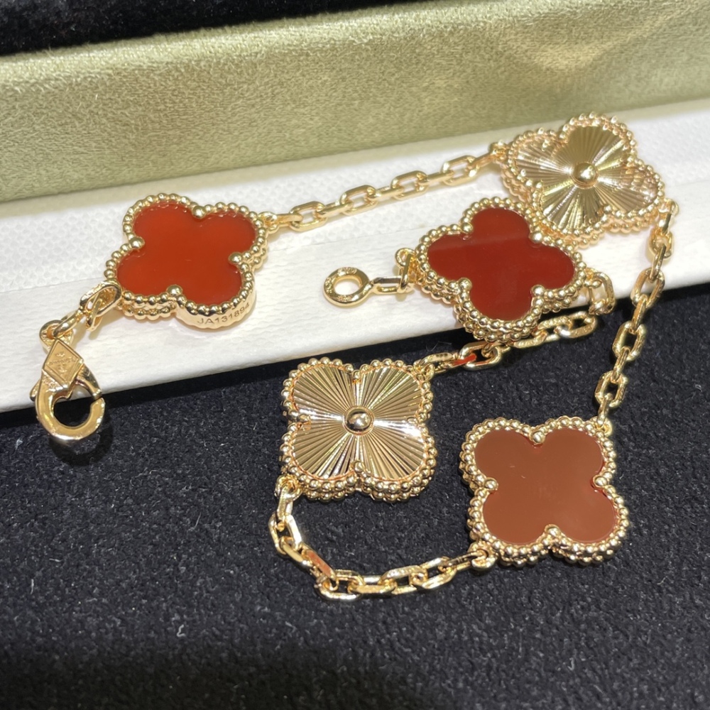 001 Van Cleef & Arpels Hand bracelet