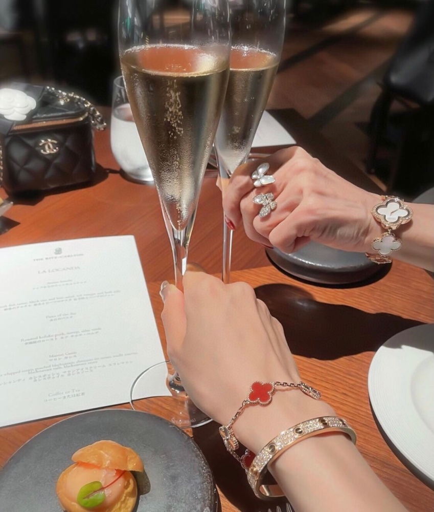 001 Van Cleef & Arpels Hand bracelet