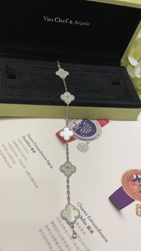 001 Van Cleef & Arpels Hand bracelet