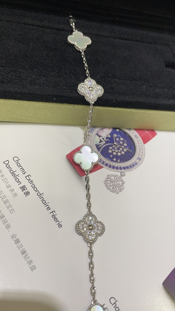 001 Van Cleef & Arpels Hand bracelet