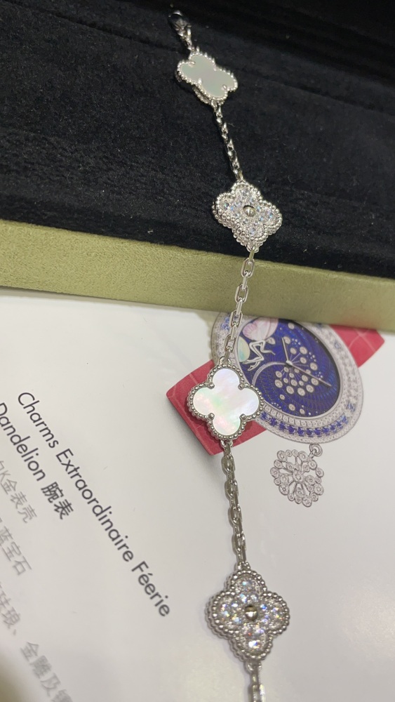 001 Van Cleef & Arpels Hand bracelet