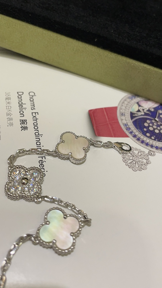 001 Van Cleef & Arpels Hand bracelet