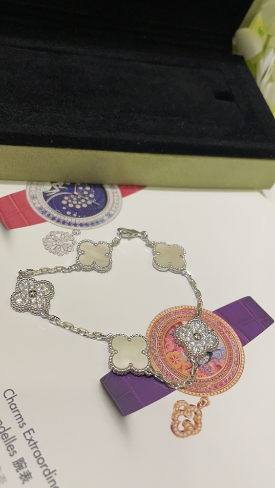 001 Van Cleef & Arpels Hand bracelet