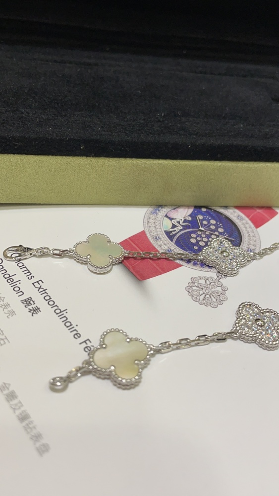 001 Van Cleef & Arpels Hand bracelet