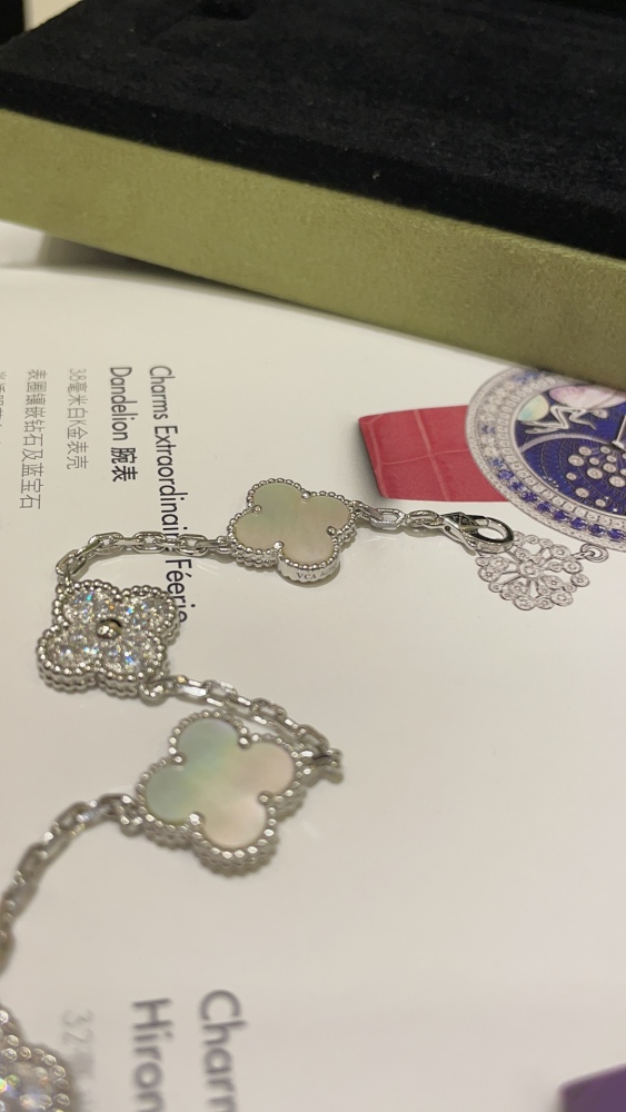 001 Van Cleef & Arpels Hand bracelet