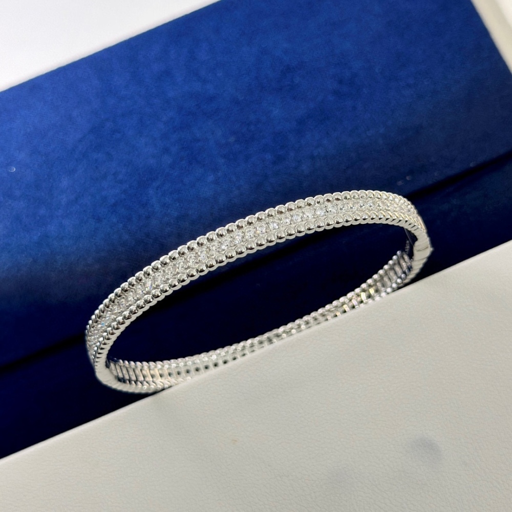001 Van Cleef & Arpels Hand bracelet