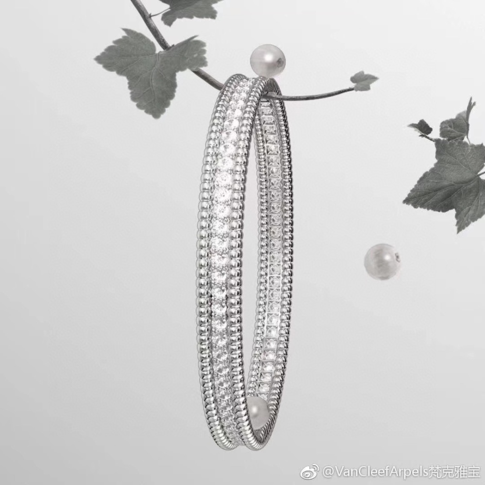 001 Van Cleef & Arpels Hand bracelet