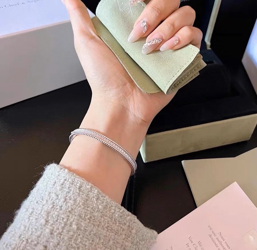 001 Van Cleef & Arpels Hand bracelet