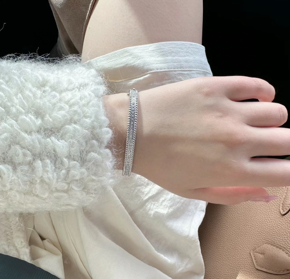 001 Van Cleef & Arpels Hand bracelet