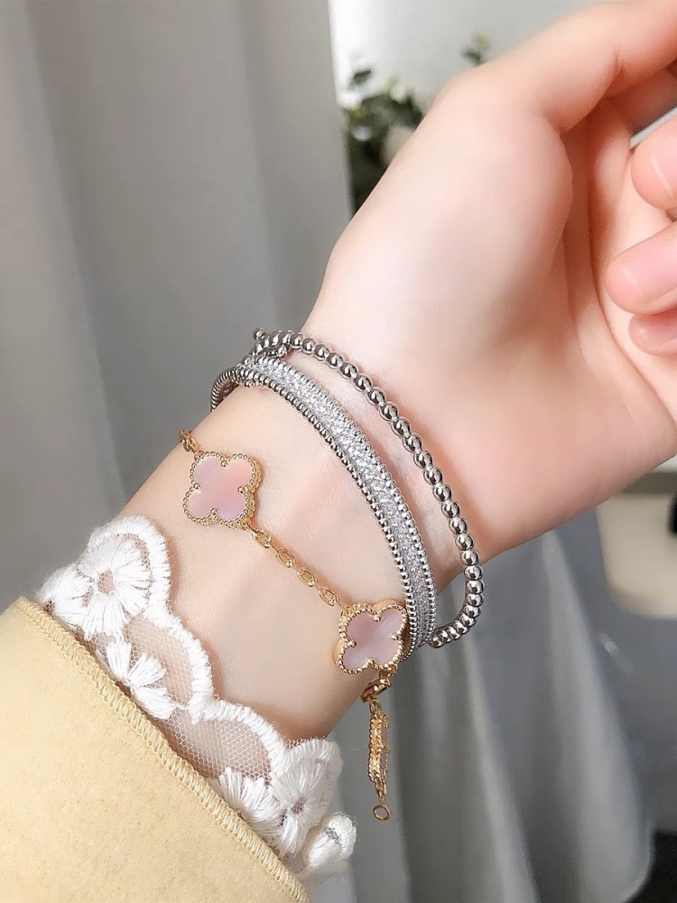 001 Van Cleef & Arpels Hand bracelet