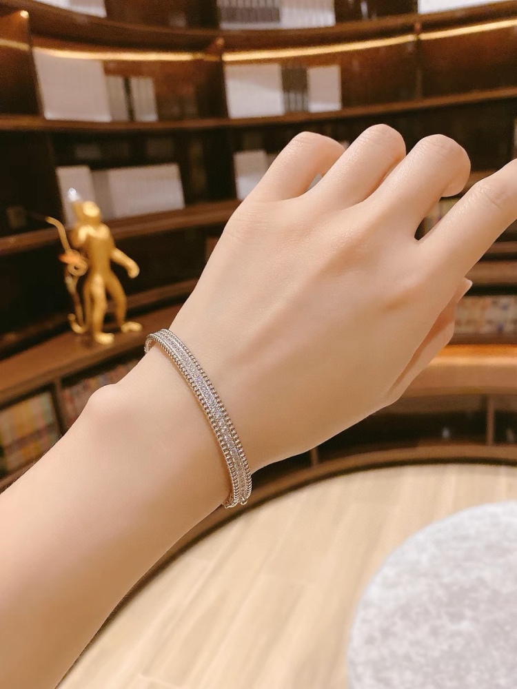 001 Van Cleef & Arpels Hand bracelet