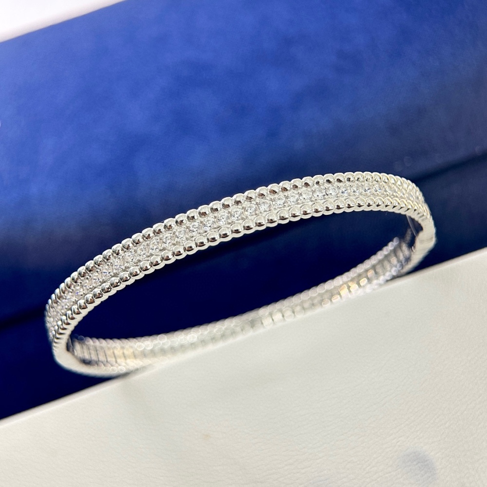 001 Van Cleef & Arpels Hand bracelet