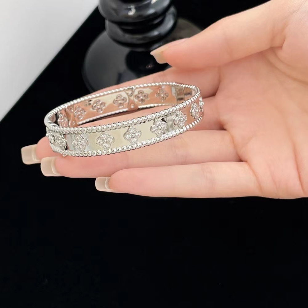 001 Van Cleef & Arpels Hand bracelet