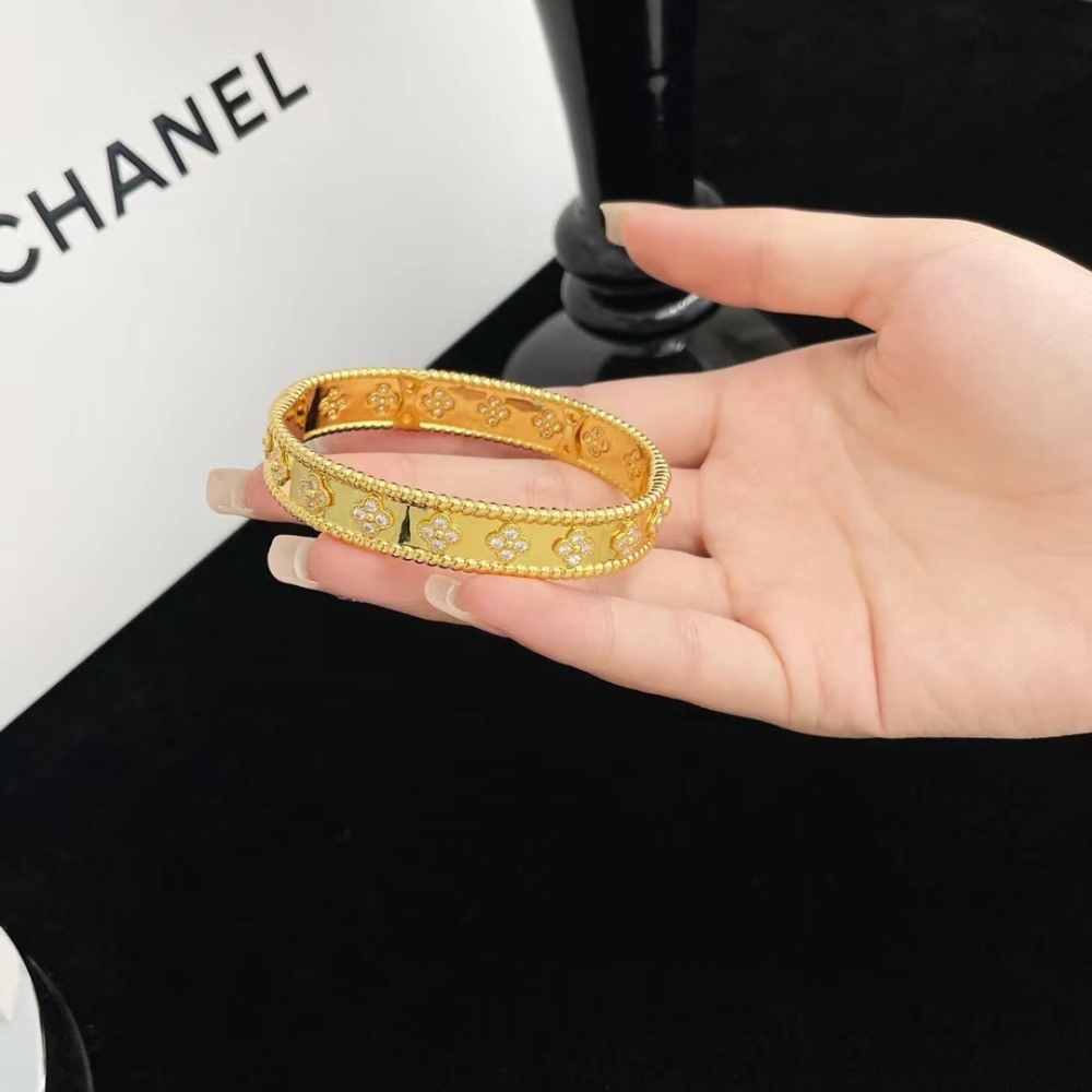 001 Van Cleef & Arpels Hand bracelet