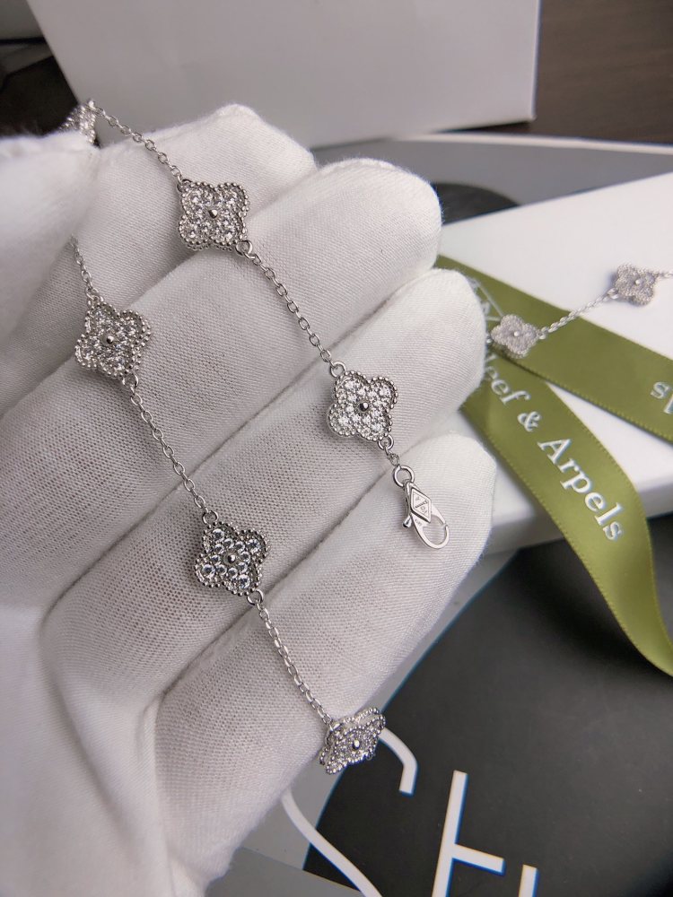 001 Van Cleef & Arpels Hand bracelet