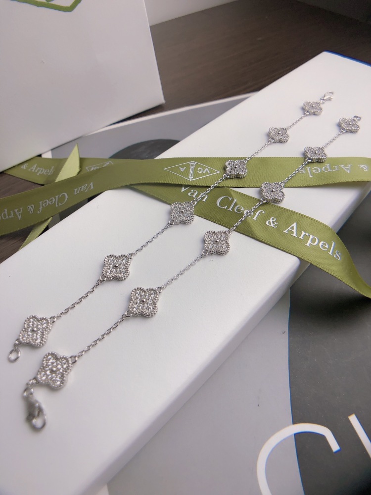 001 Van Cleef & Arpels Hand bracelet