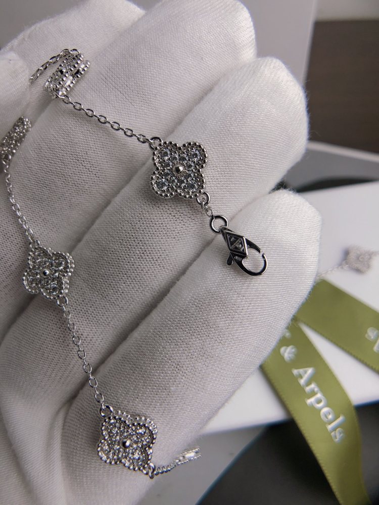 001 Van Cleef & Arpels Hand bracelet