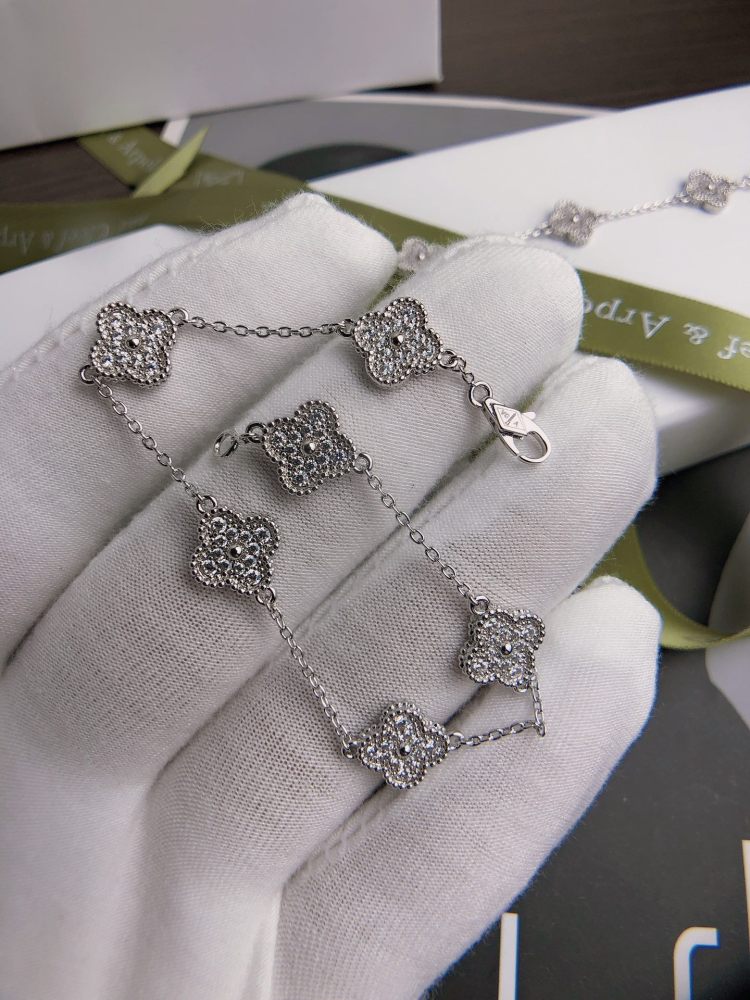 001 Van Cleef & Arpels Hand bracelet