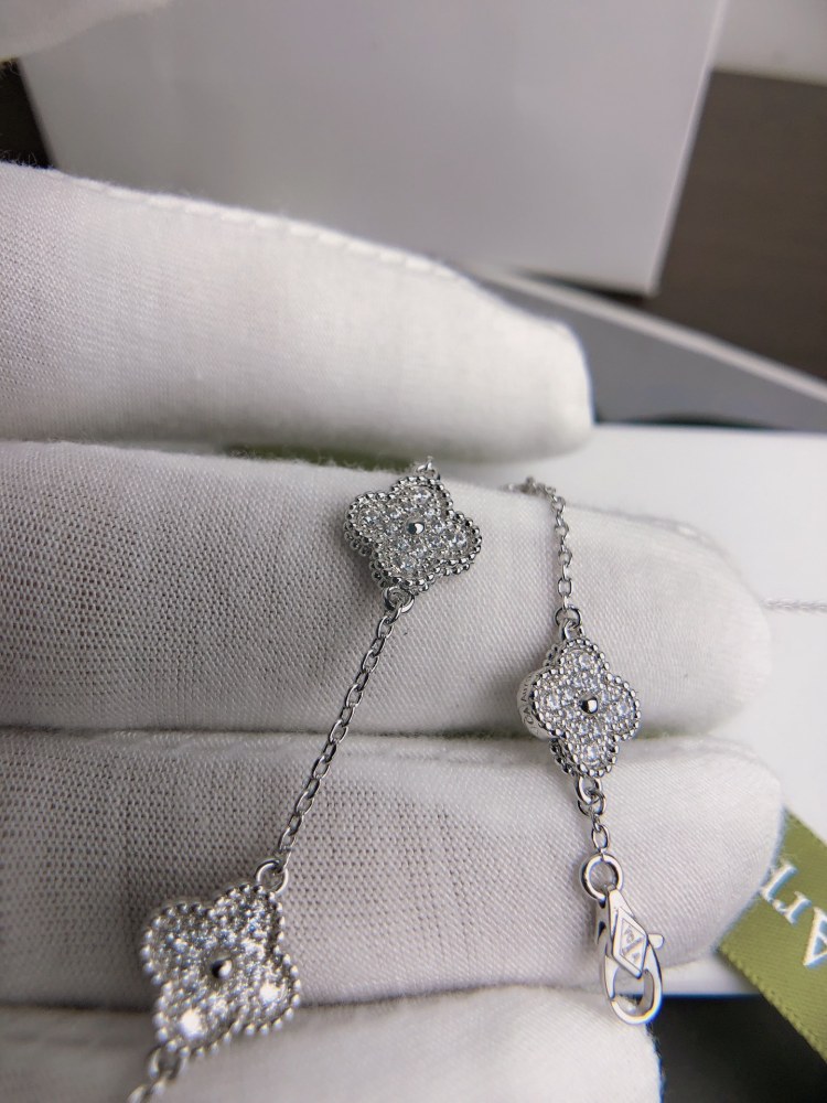001 Van Cleef & Arpels Hand bracelet