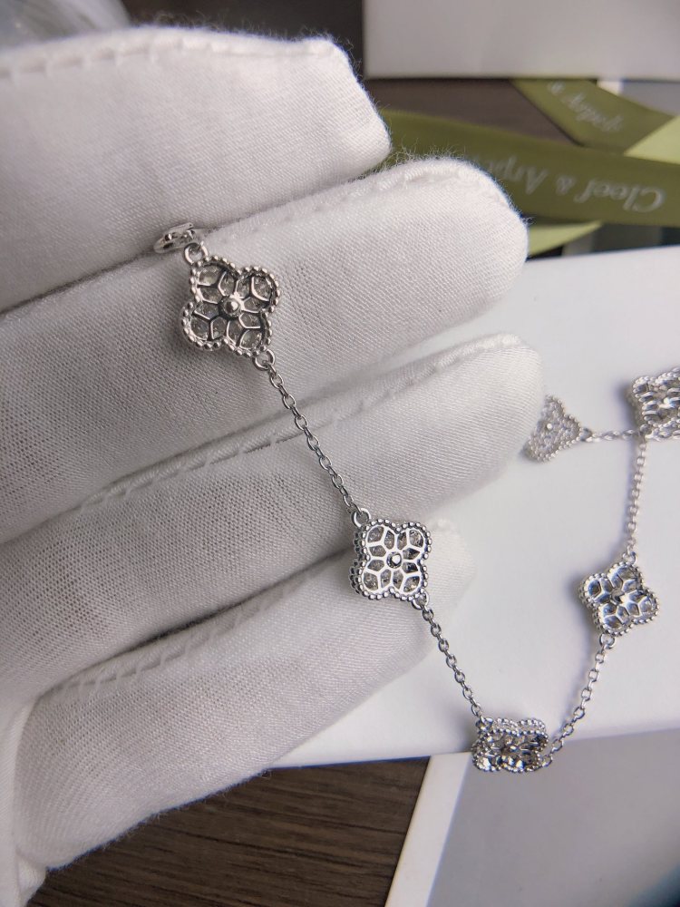 001 Van Cleef & Arpels Hand bracelet