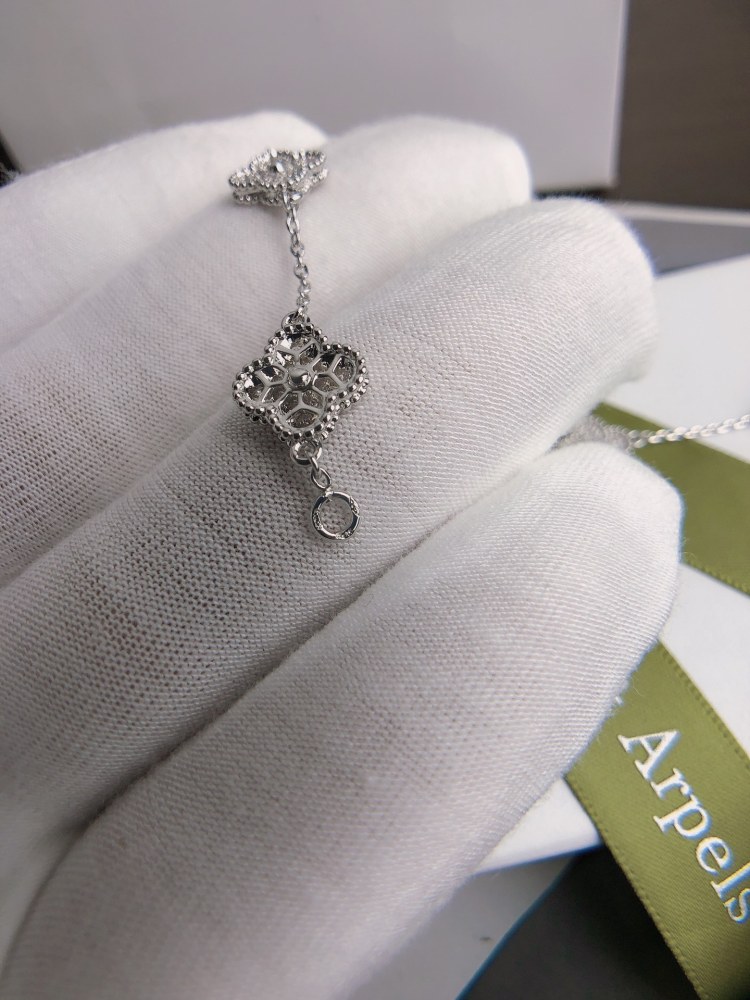 001 Van Cleef & Arpels Hand bracelet