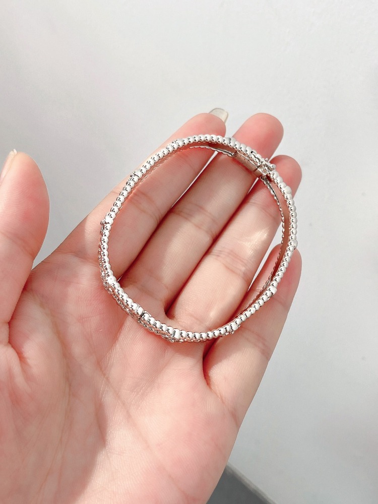 001 Van Cleef & Arpels Hand bracelet