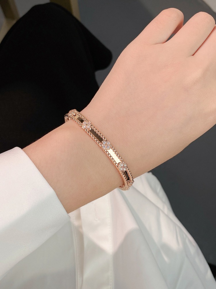 001 Van Cleef & Arpels Hand bracelet
