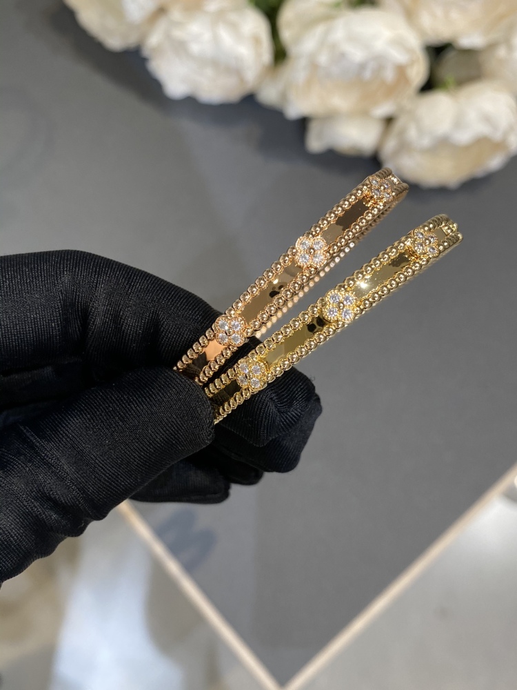 001 Van Cleef & Arpels Hand bracelet