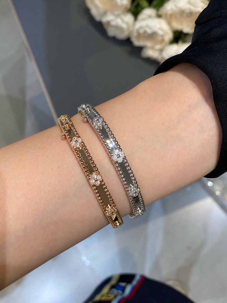 001 Van Cleef & Arpels Hand bracelet